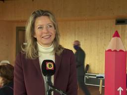 Minister Ollongren komt kijken hoe coronaveilig er in Herpt gestemd wordt.