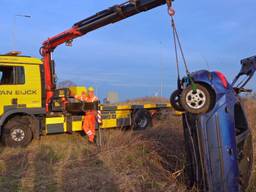 Een auto is zondagochtend uit de bocht gevlogen op de afrit van de A59 bij Waalwijk, over de kop geslagen en in een sloot beland. 