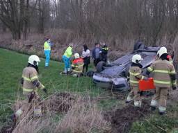 Twee vrouwen zijn met de auto waarin ze zaten ondersteboven in een weiland beland aan de Polderweg bij Oudheusden. De bestuurder van de wagen is met de ambulance naar het ziekenhuis gebracht.  