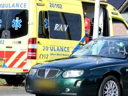 Fietser zwaargewond na botsing met auto in Halsteren