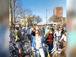 Politie stuurt honderden mensen weg uit Spoorpark in Tilburg vanwege enorme drukte