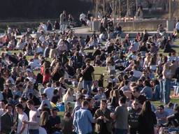 De politie stuurde woensdag honderden mensen weg uit Spoorpark in Tilburg vanwege enorme drukte