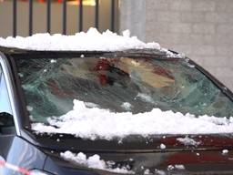 Sneeuw valt op geparkeerde auto bij Philips Stadion