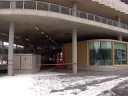 Weer problemen met parkeergarage bij Eindhoven Airport: stuk beton valt naar beneden