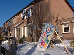 In Raamsdonk staan in alle straten bont versierde keukendeuren