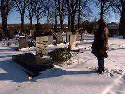 Moeder Mieke wil ruiming van het graf van haar zoontje Sander (6) voorkomen en spreekt politiek toe