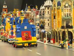 De LEGO-optocht in Goirle 'trekt' door de straat.