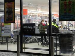 Een klant werd gestoken met een mes, tijdens een overval op een supermarkt in Cuijk.