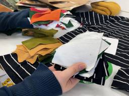 Studenten make kleding met hondenhaar, lapjes en touw 