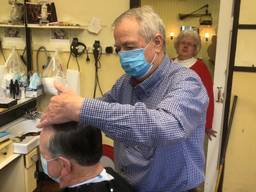 82-jarige kapper Jan zit 65 jaar in het vak en knipt maar door.