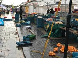 Harde wind zorgt voor schade op weekmarkt Helmond