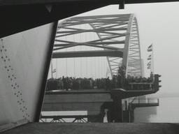 Hoera: de Merwedebrug is jarig, het 'oudje' wordt 60 jaar!