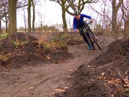 Sanne bouwde eigen pumptrack