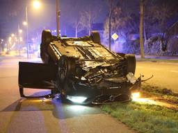 Auto crasht en slaat over de kop in Den Bosch, lachgas gevonden