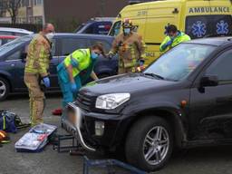 Man komt onder eigen auto terecht en overlijdt