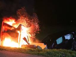 Stroomkast vat vlam na crash automobilist, omgeving tijd lang zonder stroom