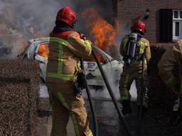 Auto vliegt spontaan in brand in Nuenen