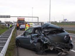 Vrachtwagen botst tegen auto met pech op A59 bij Waalwijk