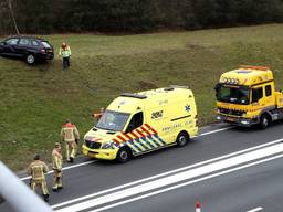 Een auto is naast de A50 een hoog talud opgereden