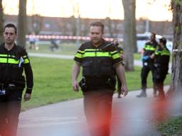 Speurhond en duikers zoeken naar vuurwapen in park in Den Bosch