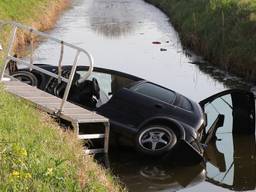 Jonge bestuurder ramt boom en eindigt gewond in het water van Nieuwendijk