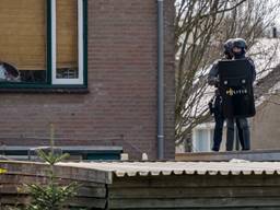Politie omsingelt huis van gewapende verwarde man in Geertruidenberg