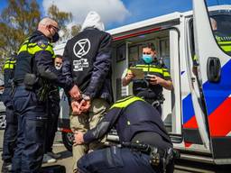 Fietsende actievoerders leggen rotonde in Eindhoven plat