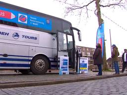 In Tilburg kun je stemmen in een touringcar. 