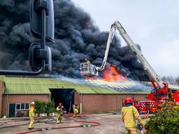 In een loods aan de Kuilenhurk in Vessem is een zeer grote brand uitgebroken. 