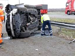 Auto vliegt over vangrail bij Eindhoven