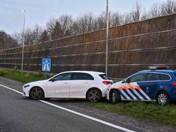 Marechaussee rijdt auto klem op A16 bij Rijsbergen