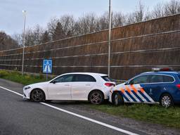 Marechaussee rijdt auto klem op A16 bij Rijsbergen
