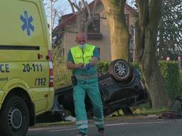 Een auto is dinsdagochtend over de kop geslagen aan de Tol in Klundert. De drie jonge mannen die in de auto zaten zijn naar het ziekenhuis gebracht. 
