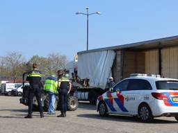 Vrachtwagenchauffeur zwaargewond geraakt tijdens lossen in Nuland