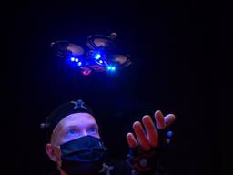 Eindhovens bedrijf maakt zich op voor show met twaalf drones tijdens Koningsdag. 