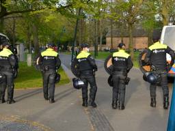 Politie en ME in Valkenbergpark (beelden: SQ Vision).