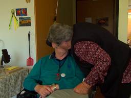 Jan (83) en Nel (81) mogen eindelijk weer knuffelen in het verzorgingshuis