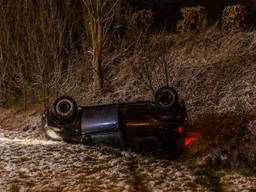 Auto belandt op zijn kop in de greppel op spekgladde A58.