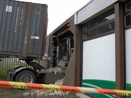 Vrachtwagen rijdt bedrijf binnen in Bergen op Zoom
