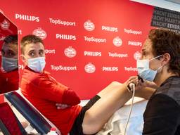 PSV-clubarts Wart van Zoest demonstreert de 3D echo bij PSV'er Ryan Thomas 