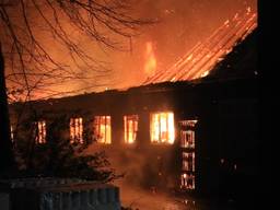 Aan de Riet in Deurne is zondagnacht een boerderij deels door brand verwoest.