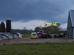 Beknelling op boerderij in Zeeland, gewonde naar ziekenhuis                