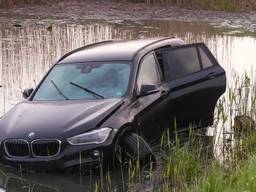 Auto belandt in water Rosmalen