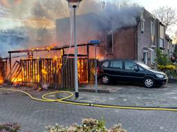 Brand verwoest schuur bij huis in Helmond