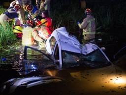 Auto te water in Helenaveen, bestuurder zwaargewond naar ziekenhuis
