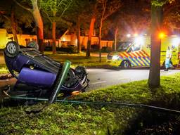 Vrouw klimt zelf uit auto nadat ze lantaarnpaal ramt en over de kop slaat