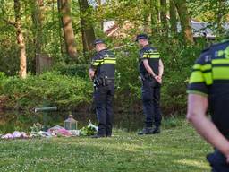 Tientallen mensen leggen bloemen neer voor gevonden dode baby