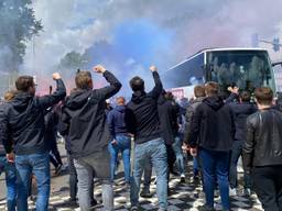 Fans van Willem II onthalen de spelersbus