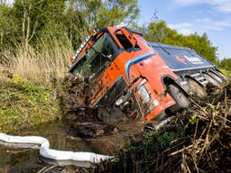 Lange files op A16 en A17 door vrachtwagen in sloot