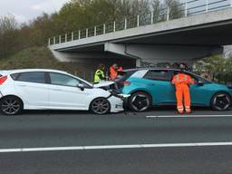 Kettingbotsing met zeven auto's op de A2 bij Leende, weg is dicht